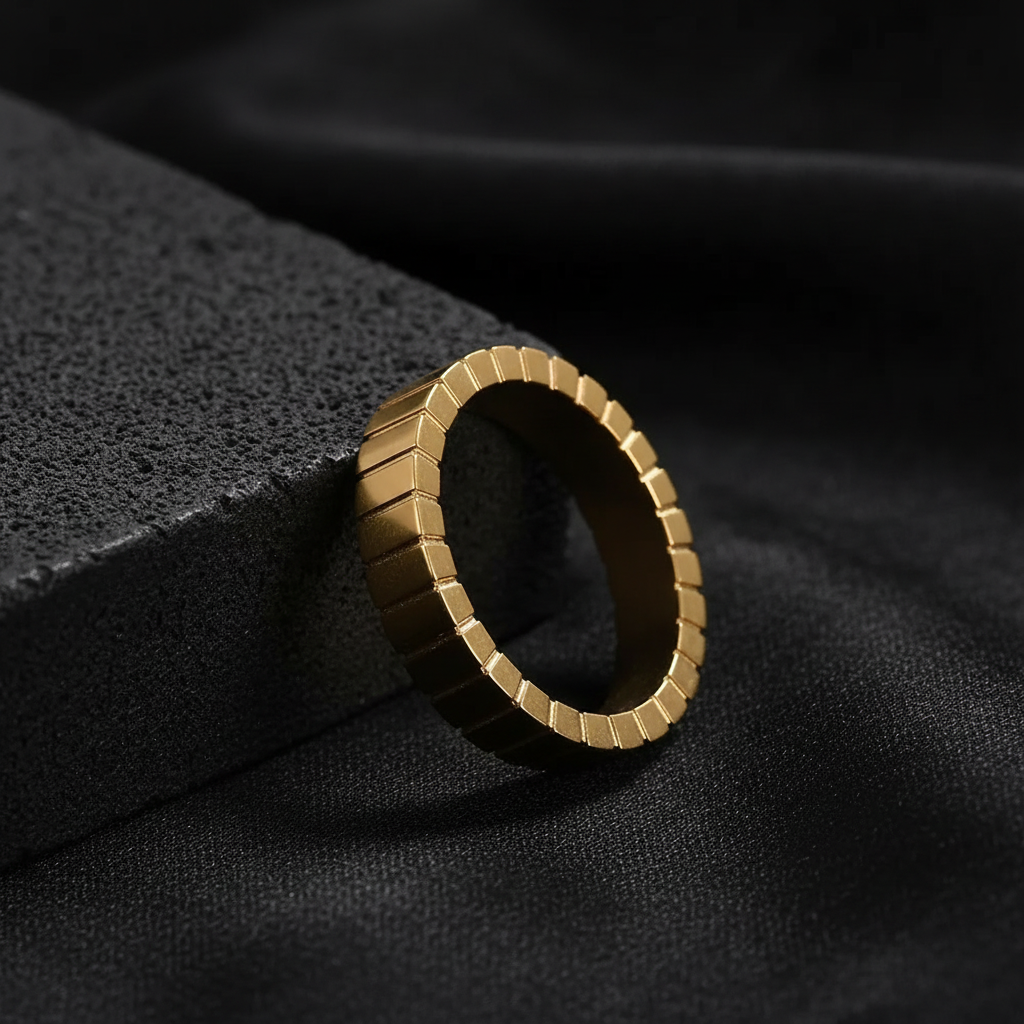 ZARRIN Gold Ribbed Band Ring